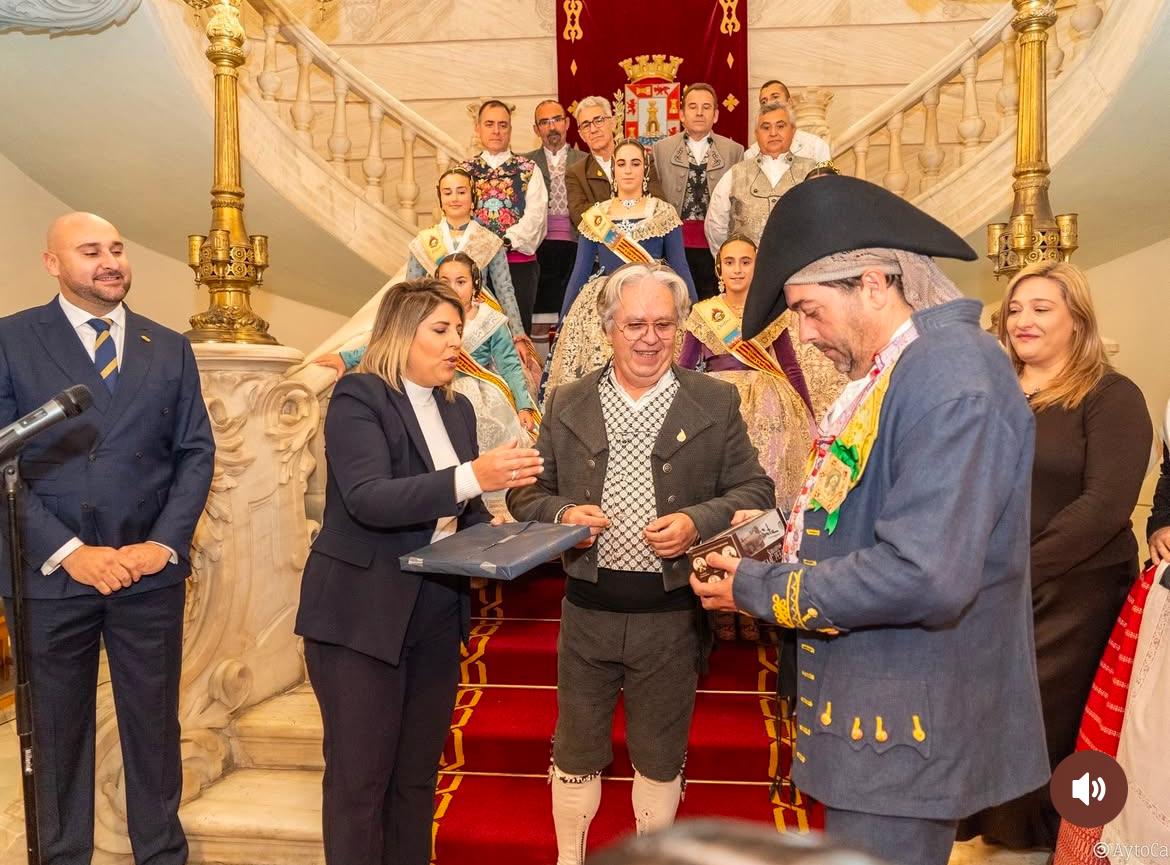 Noelia Arroyo recibiendo placa